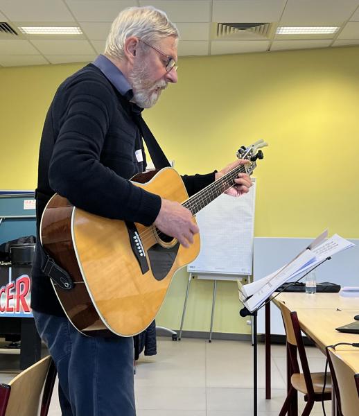 Tussendoor haalde catechist Luc zijn gitaar boven en zongen we samen, 15 november 2025 © Dirk Bellens