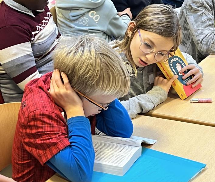 'Kraak de code' was de opdracht, niet simpel, maar met de hulp van de catechisten konden de vormelingen een opgegeven passage in de bijbel terugvinden, 15 november 2025 © Dirk Bellens