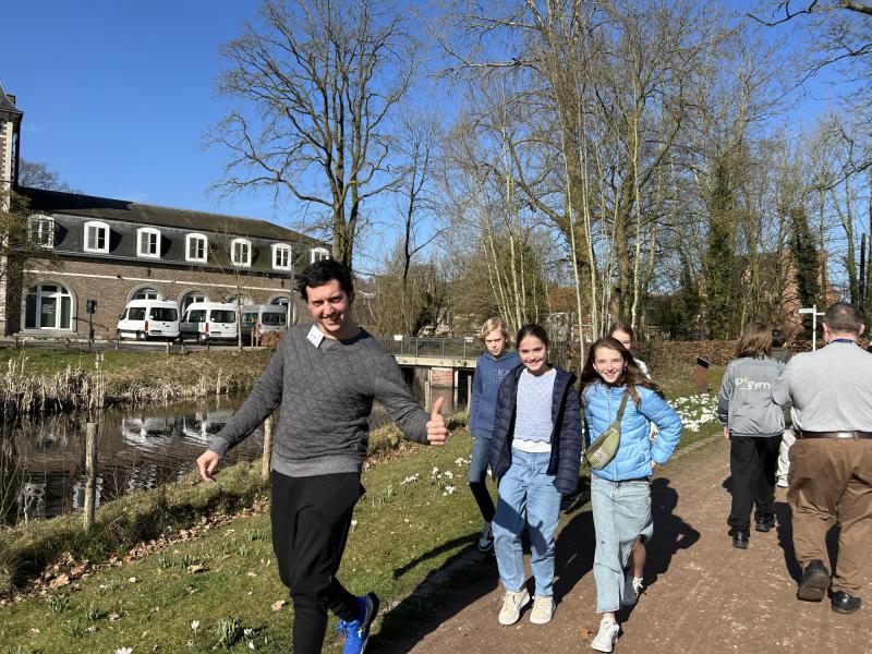 Vormelingen maken kennis met mensen met een beperking. © bedevaarten