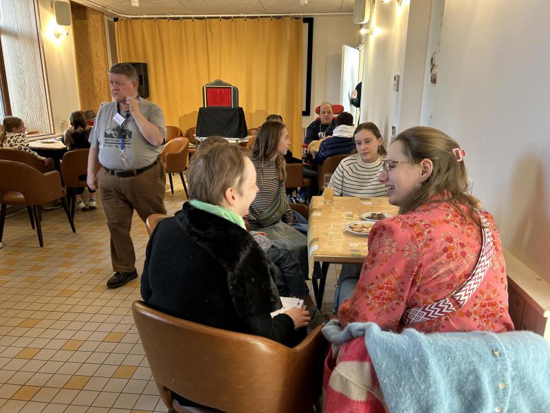 Vormelingen maken kennis met mensen met een beperking. © bedevaarten