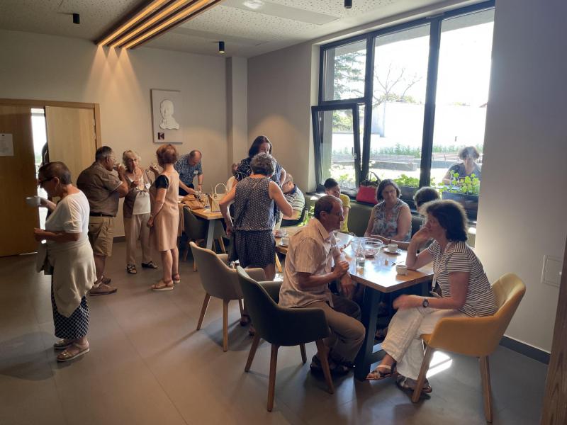 Ook tijdens de koffiepauze gaan de gesprekken onverminderd door © Christof Bouweraerts