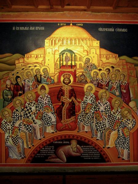 Icoon dat in Griekenland werd teruggevonden en dat het Concilie van Nicea voorstelt. Onderaan zie je de veroordeelde Arius, een Alexandrijns priester die stelde dat Christus niet werkelijk gelijk aan God was, maar geschapen zou zijn door de Vader. © Wikimedia