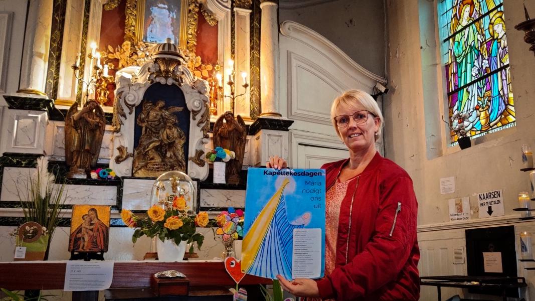 Ilse De NIl en haar affiche van de kapellekesdagen 2021 
