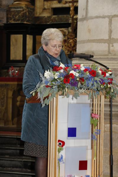 Christina Ceulemans geeft toelichting bij de teksten op de glasramen 