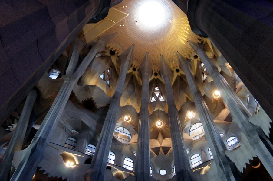 Interieur Sagrada Família © By Poniol60 - Own work, CC BY-SA 3.0, https://commons.wikimedia.org/w/index.php?curid=12795729