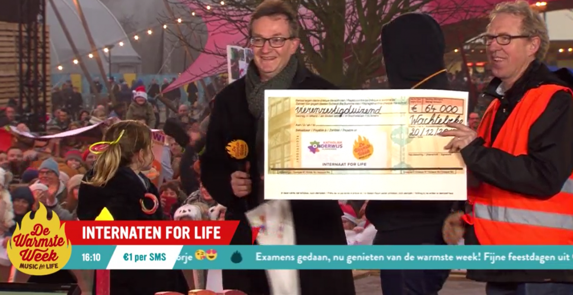 Directeur-generaal Lieven Boeven en internaatbeheerder Jan Coorevits met de cheque op het podium in Wachtebeke © Katholiek Onderwijs Vlaanderen