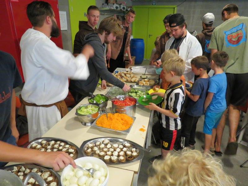 We schuiven aan een lekker en uitgebreid buffet 