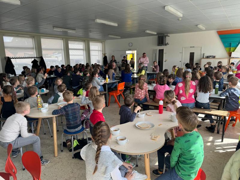 Scholen van Wingene houden sobere maaltijd 