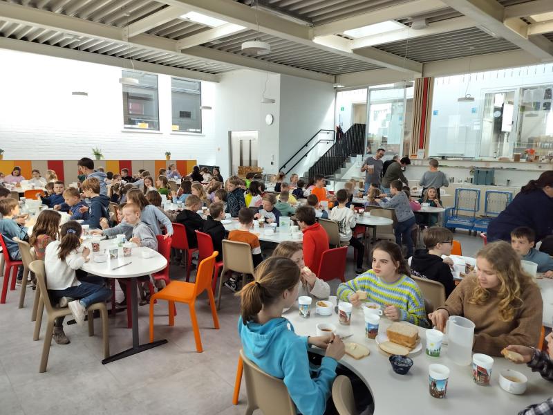 Scholen van Wingene houden sobere maaltijd 