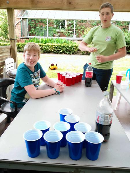 Geen bier maar wel cola in de bekertjes van de "bierpong" bij Jokri Waasland © BVR