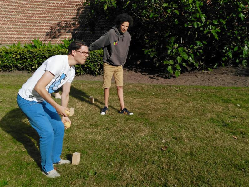 Opperste concentratie om met een patat de blokjes van de tegenstander omver te werpen © BVR