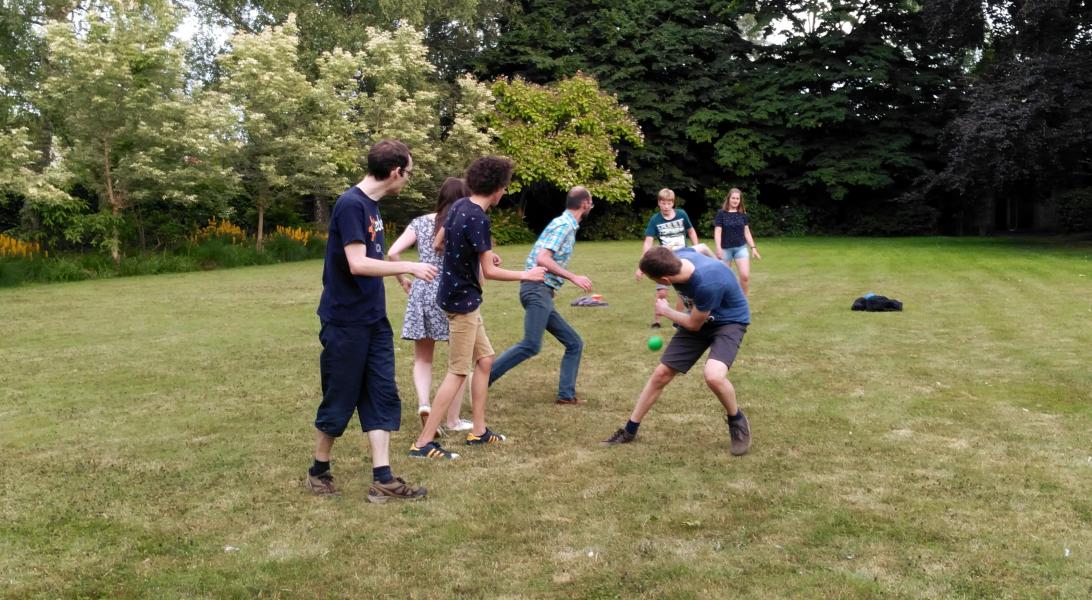 De Jokrieten in volle actie tijdens een potje voetbal © CS