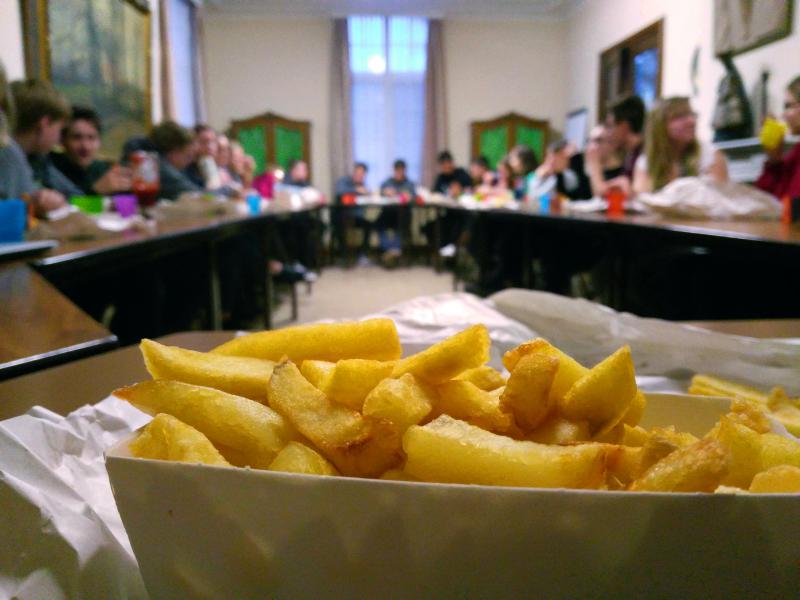 De Jokri avond begon gezellig met een grote groep enthousiaste eters rond de tafel. © BVR