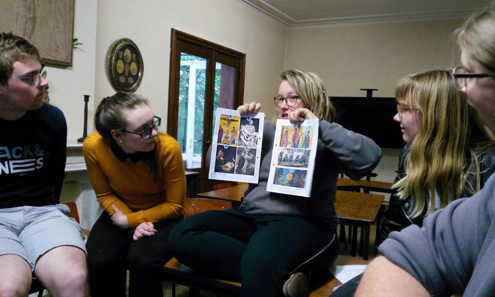 Kunstwerken dienden als illustratie bij de zeven smarten van Maria. © BVR