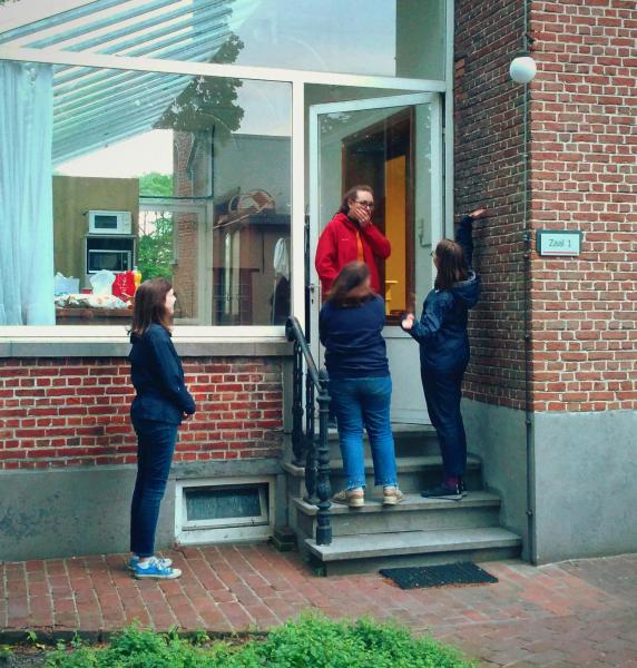 "Het spijt me mevrouw: ik heb vreselijk nieuws..." - er zaten een paar zware toneeltjes tussen! © BVR