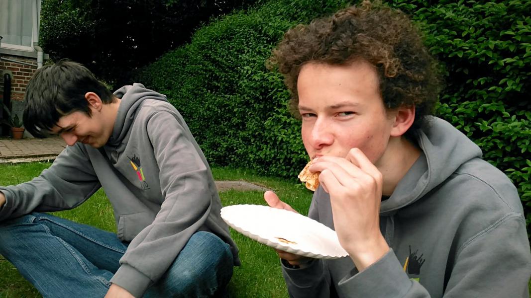 De pannenkoeken werden met wel héél veel smaak opgepeuzeld. © BVR