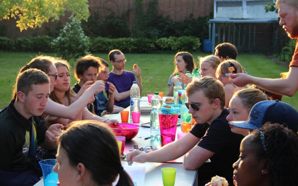 Het perfecte einde van het werkjaar: met z'n allen aan tafel voor een lekker dessertje bij de ondergaande zon. © SV