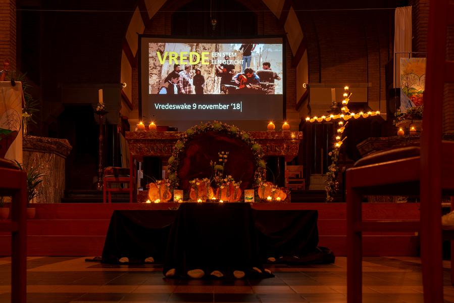 Bloemen en kaarsen voor het altaar (c)Jan J. Holvoet 