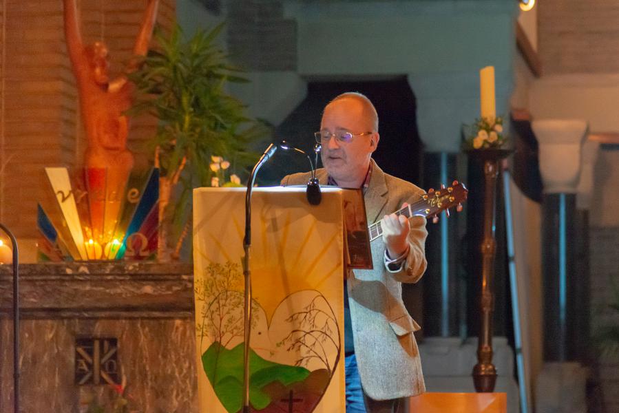 Pater Andreas begeleidt de zang met zijn gitaar(c)Jan j. Holvoet 