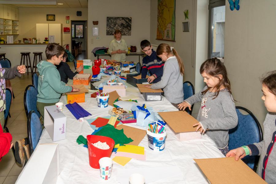 Kinderen knutselen een kijkdoos over het verhaal @ Jan.J. Holvoet 