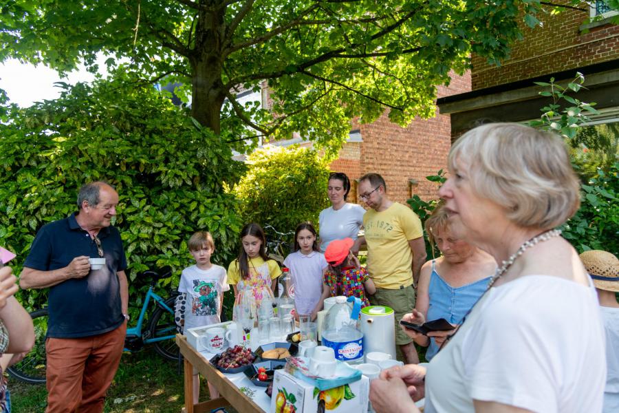 Verwelkoming van de gezinnen bij een drankje en hapje ©Janj. Holvoet 
