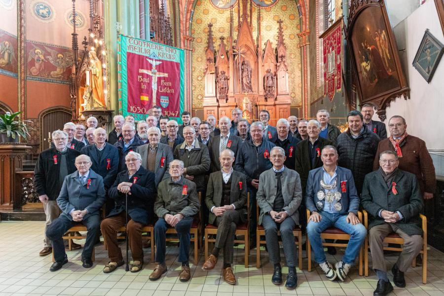 De kruisheren voor het Heilig Kruiskoor. © F.M.