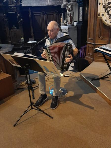 Jacques op de accordeon © Paula 