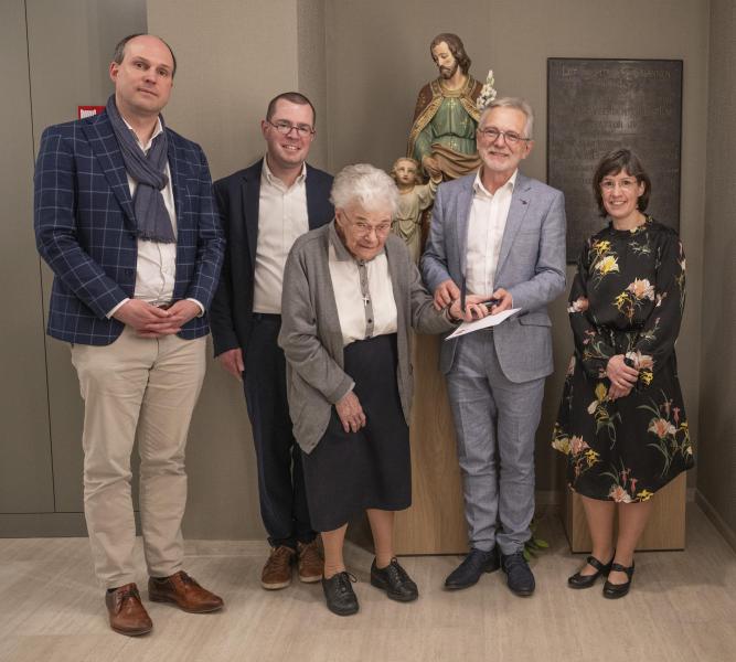 van links naar rechts:  Kristof Vankeirsbilck (gedelegeerd bestuurder Groep Zorg Heilige Familie), Matthieu Jottier (meewerkend priester), Zr. Agnes (overste zusters Heilige Familie Kortrijk), Frank Declerck (eredirecteur) en Elke Van Lombergen (pastor) © Jan Mortier