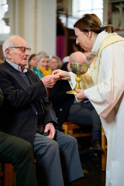 Jan ontvangt de communie © RvH