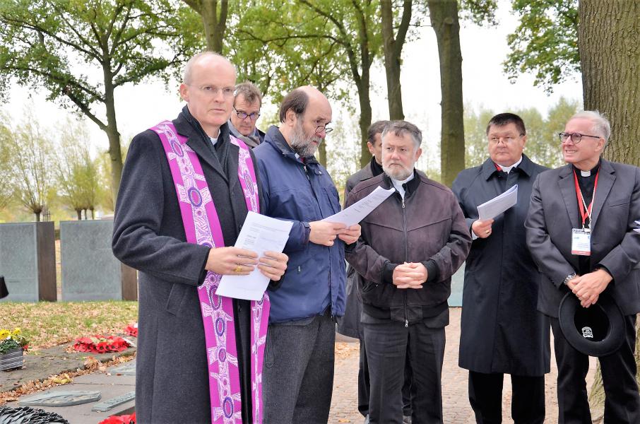 Mgr. Kockerols en COMECE-bisschoppen op de Duitse militaire begraafplaats in Langemark © Hellen Mardaga