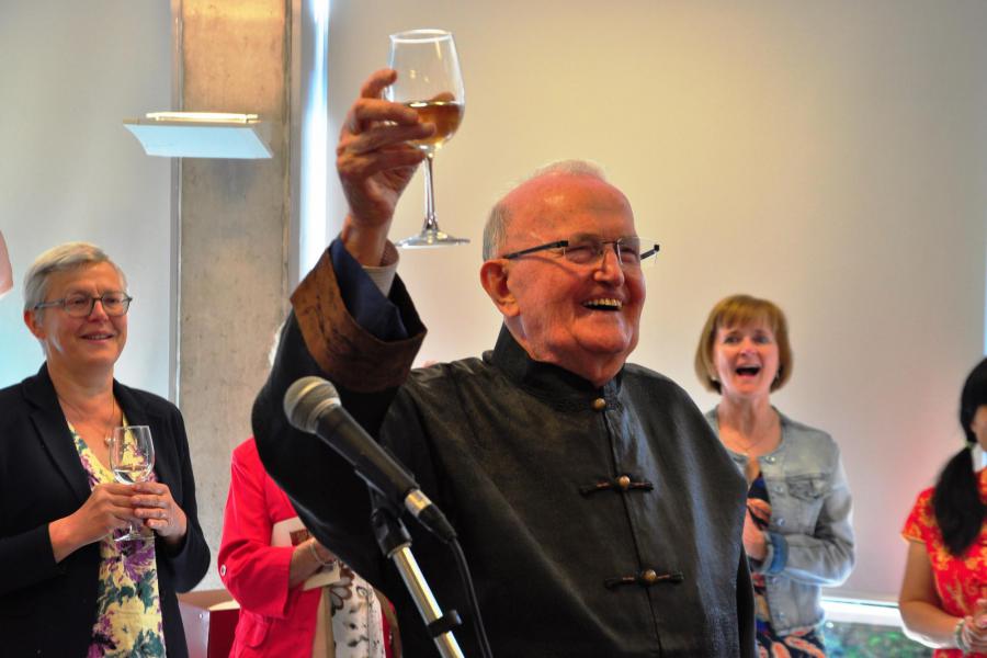 Pater Jeroom Heyndrickx heft het glas op zijn ereburgerschap © Karel Heyndrickx