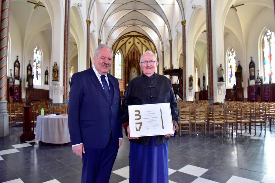 Burgemeester Marc Van de Vijver was bijzonder trots zijn dorpsgenoot tot eerste ereburger van de gemeente te mogen promoveren © gemeente Beveren - Bart De Buck