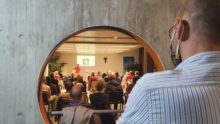 Joachim  Lesne modereert een Laudato sí-vergadering in het bisdom Luik  © VaticanNews