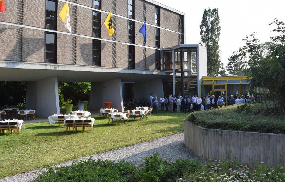 Dankzij het mooie weer vond het feestelijke diner plaats in de tuin van het seminarie © Tim Peeters