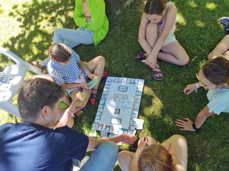 Jongeren spelen samen een spel © Nathalie Verstraete