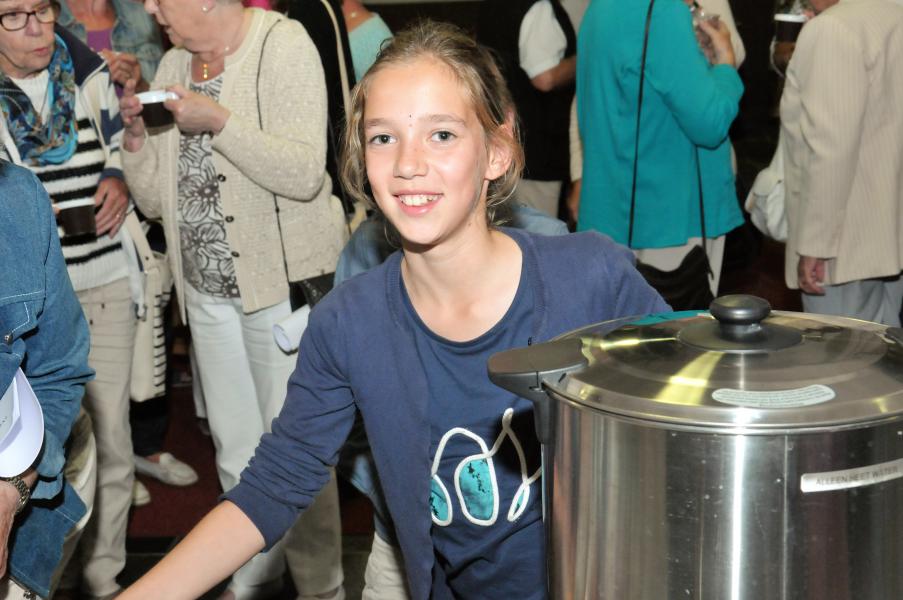 Onze jongste zanger Mette(11 jaar) bij haar koffiemachine !