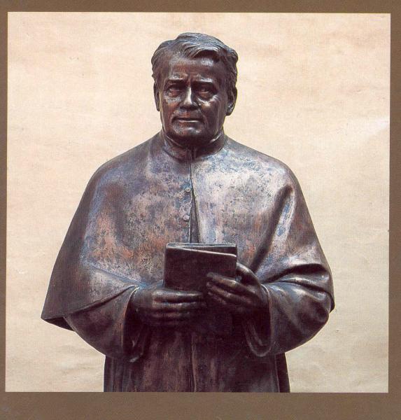 Standbeeld Pater Jordan in zijn karakteristieke houding tijdens toespraken
