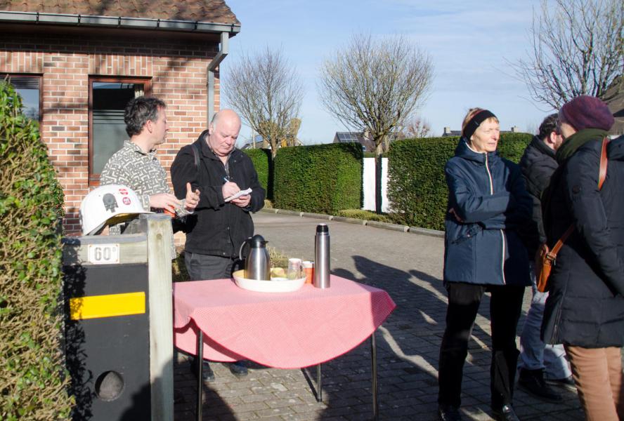 Ondertussen is ook de plaatselijke pers aangekomen. Geert Vanhessche legt Koen Vermeirsch op de rooster met een heleboel vroeg. 