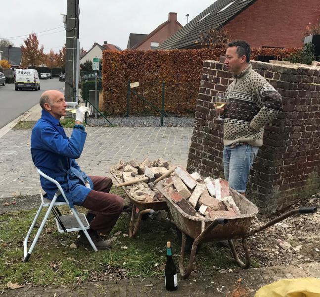 Van al dat hard labeur krijg je uiteraard dorst. Even pauzeren dat doet zo’n deugd! Jullie hebben groot gelijk. 