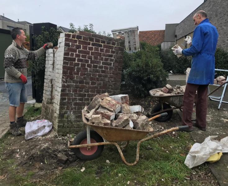 Steen voor steen en met grote zorgvuldigheid wordt de kapel afgebroken. Zo kunnen de stenen hergebruikt worden. 
