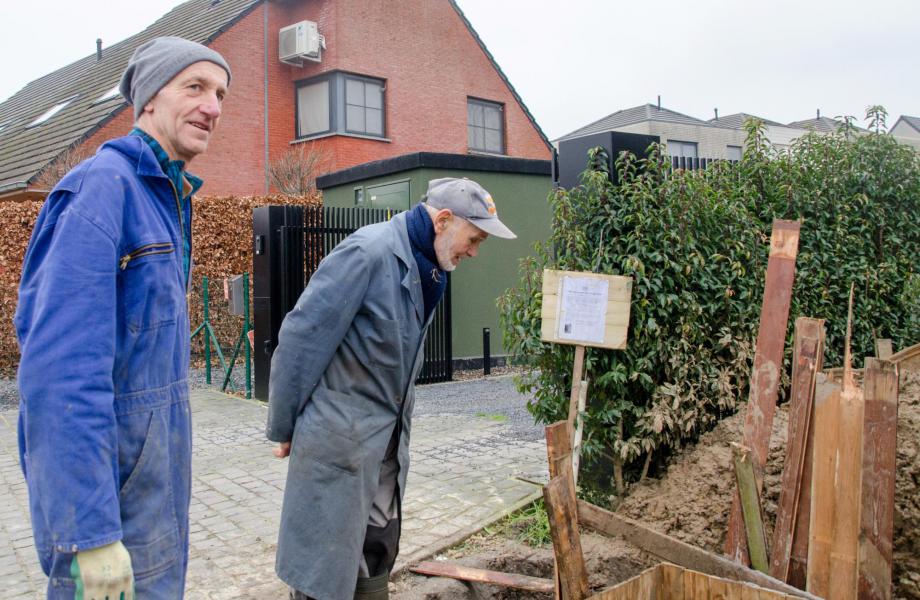 Even kijken … ja, alles ziet er goed uit. Jullie hebben zeer goed werk geleverd mannen! Ik zou het niet beter kunnen doen. 