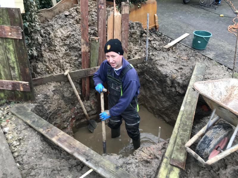 Koen Vermeirsch zit in de put, gelukkig letterlijk. De Kwadepoelstraat doet haar naam alle eer aan. Op één, twee, drie staat de put – die nodig is voor de fundering – vol met water. Zeg dan nog dat er geen grondwater is. 
