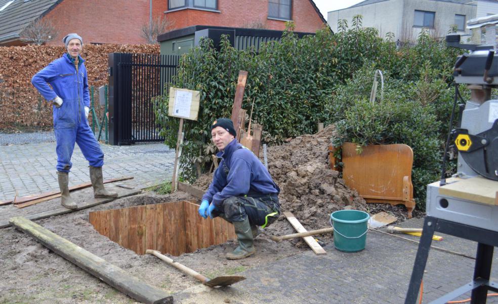 Eenmaal het water onder controle kunnen de voorbereidende werken voor het gieten van de fundering verder gezet worden. 