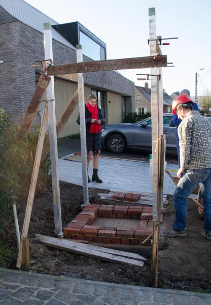 Eindelijk zijn we zaterdag 12 februari 2022. De eerste steen kan gelegd worden. Iedereen is er klaar voor. De fototoestellen zijn in aanslag om dit beeld te vereeuwigen. 