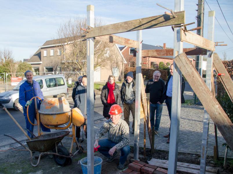 Ondertussen groeit het aantal supporters die de eerste steenlegging voor geen geld ter wereld willen missen. 
