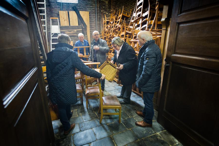 Kerkstoelen te geef in Meeuwen. © Tony Van Galen