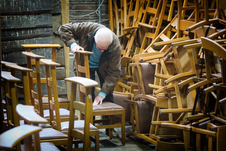 Kerkstoelen te geef in Meeuwen. © Tony Van Galen