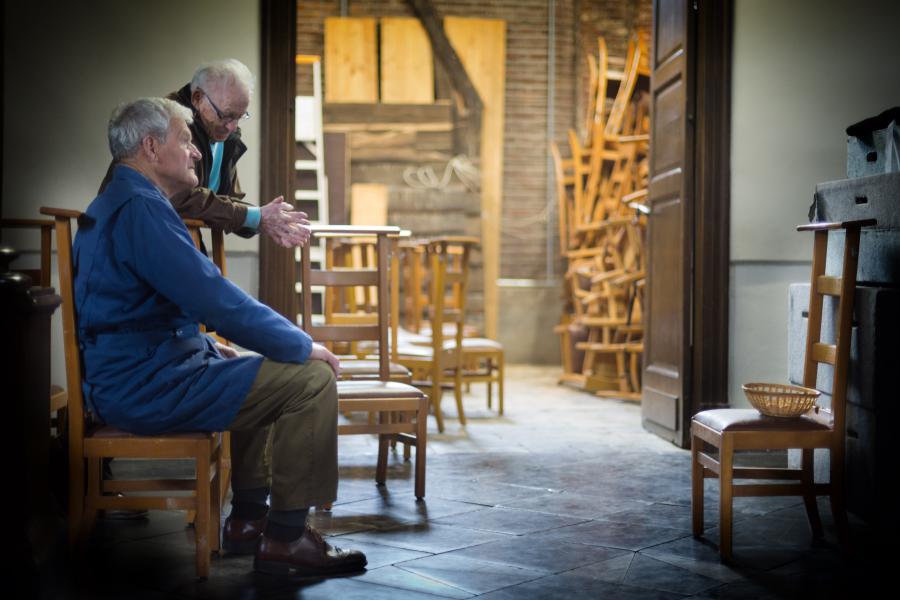 Kerkstoelen te geef in Meeuwen. © Tony Van Galen