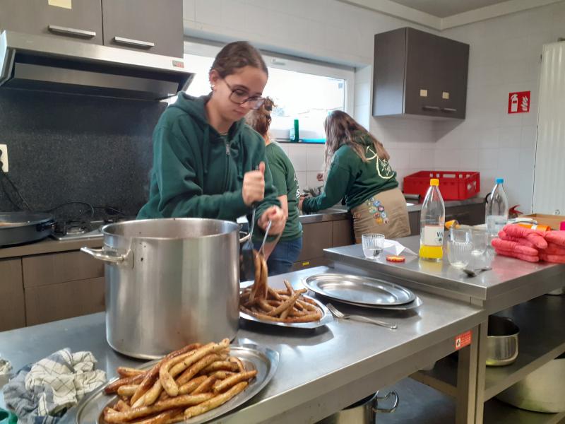 Er moet gewerkt worden om zoveel hongerige magen te vullen © RvH