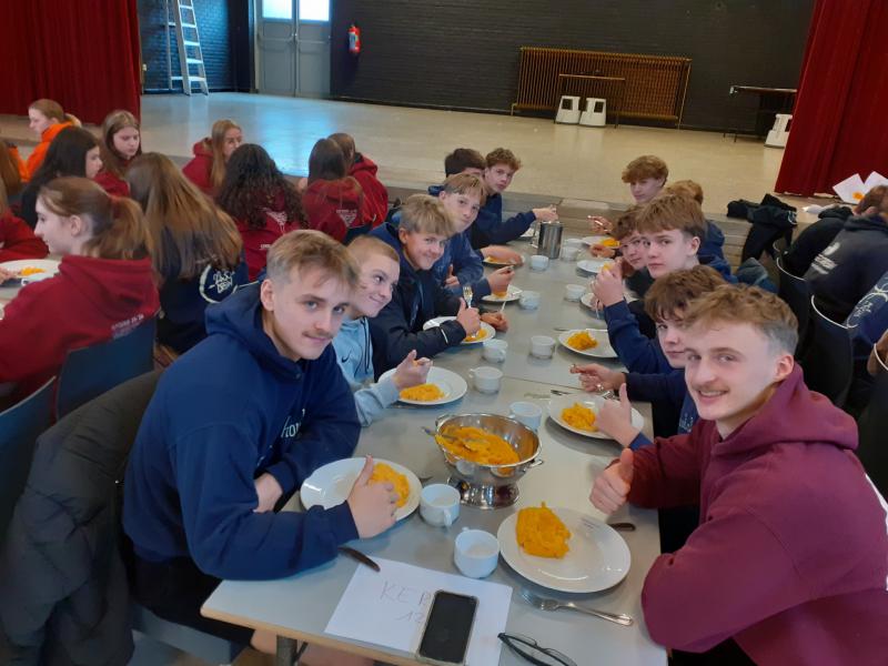 Hoe gezellig is dat: samen aan tafel © RvH